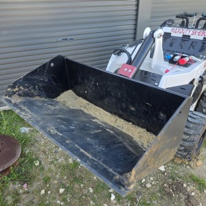 Mini skid steer with bucket